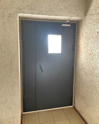 Полуторная дверь с окном