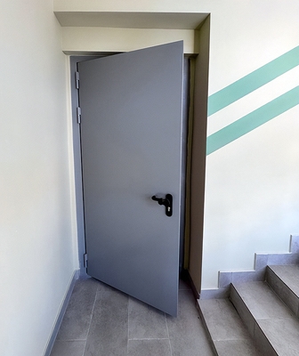 Серая дверь на этаже Серая дверь на этаже