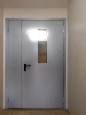 Дверь с узким окном