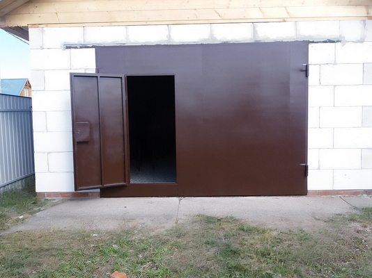 Стальные ворота коричневого цвета